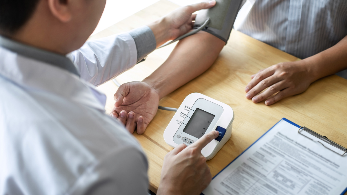 Lekarz robi pomiar pulsu pacjentowi urządzeniem